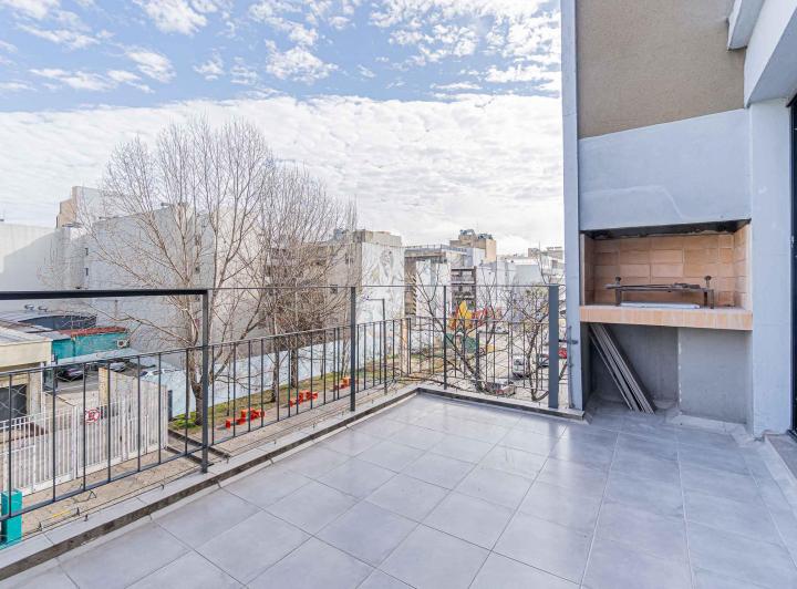 Departamento 2 Ambientes en Villa Urquiza, Balcón con Parrilla y Vista Abierta 2