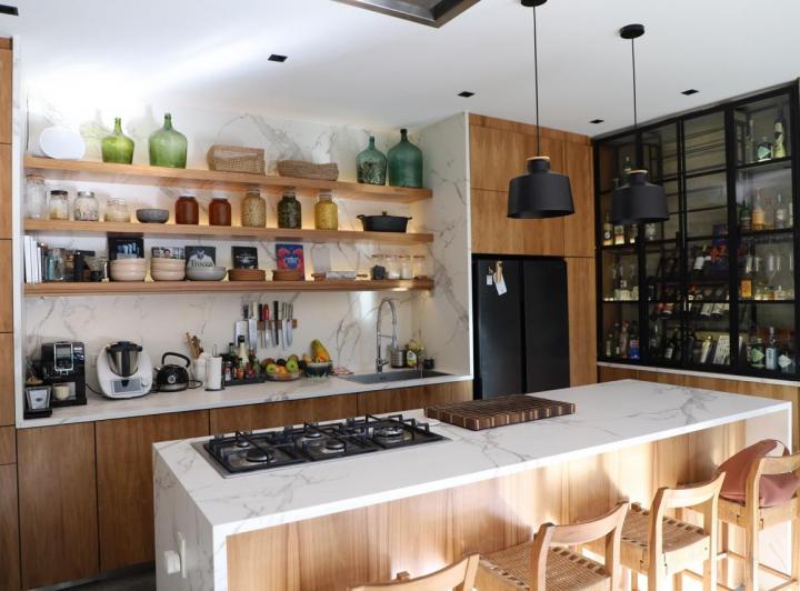 Casa Moderna, con pileta y jardin en lo mejor de Las Lomas 3