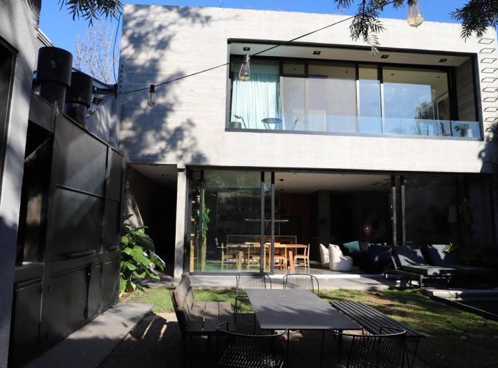 Casa Moderna, con pileta y jardin en lo mejor de Las Lomas 4
