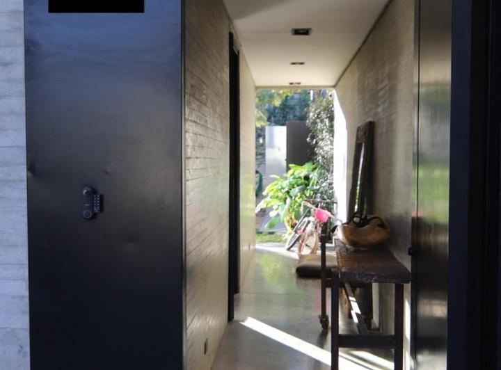 Casa Moderna, con pileta y jardin en lo mejor de Las Lomas 1