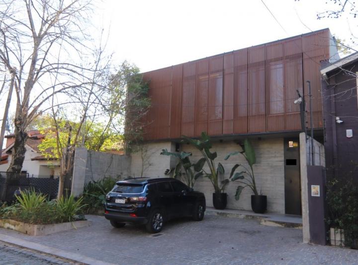 Casa Moderna, con pileta y jardin en lo mejor de Las Lomas 2