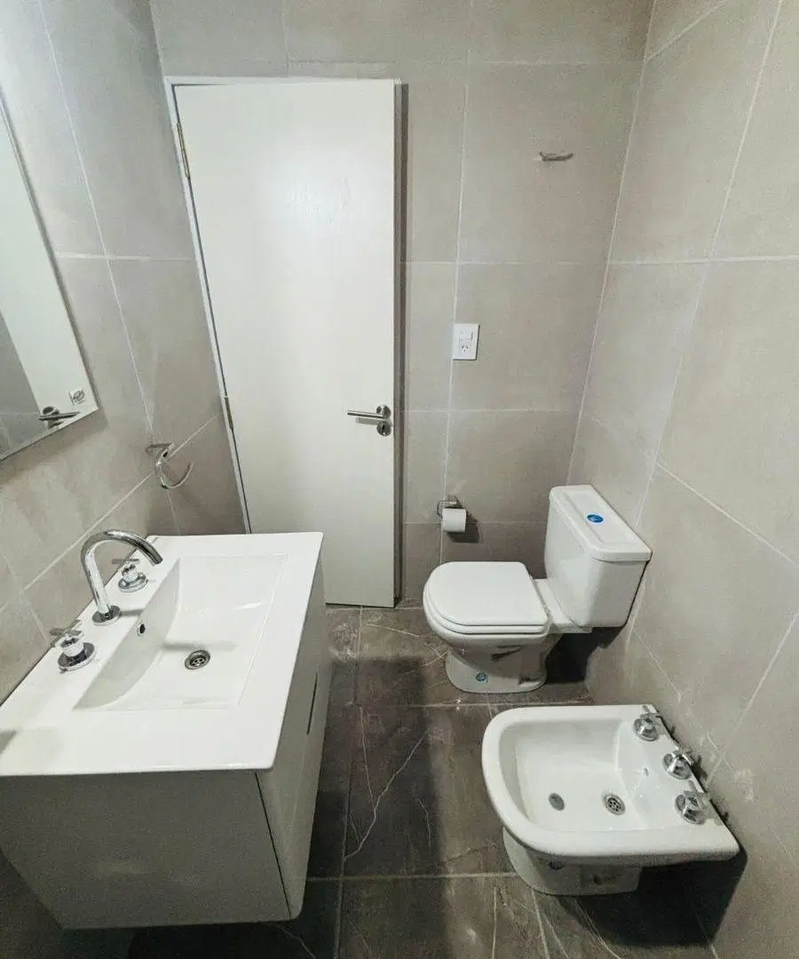 Casa en Venta - 2 Dormitorios . Cochera 8