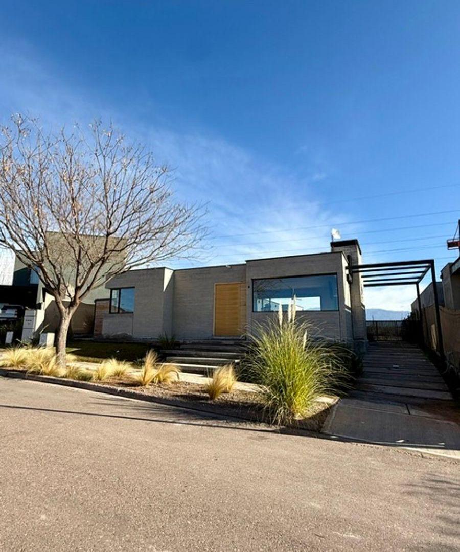 Foto de Casa en Alquiler en Barrio Privado Aguaribay, Lujan de Cuyo, imagen 1