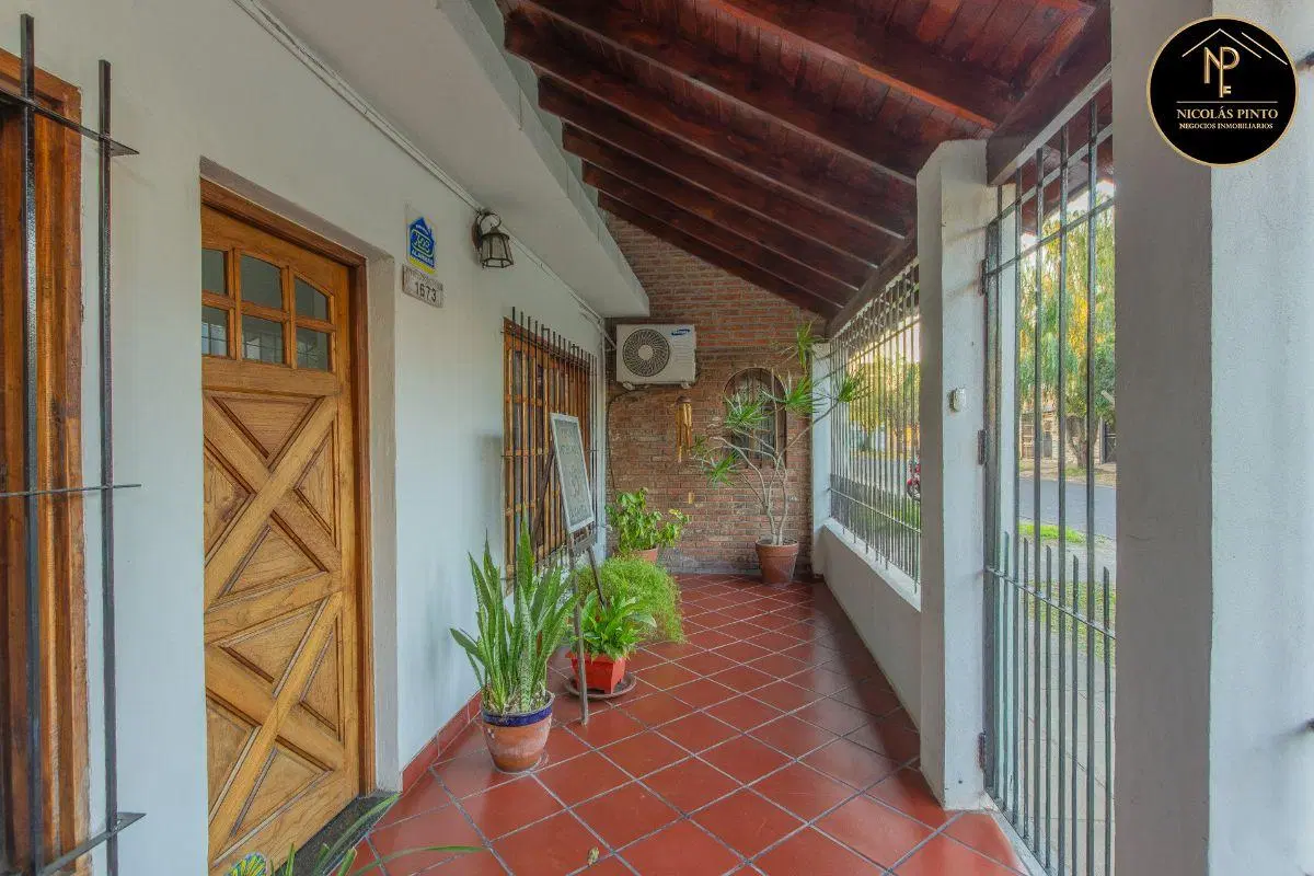 EXCELENTE CASA TIPO CHALET EN VENTA - MORON SUR 2