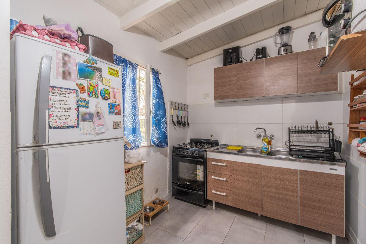 Foto de PROPIEDAD MULTIFAMILIAR - CASA CON 3 DEPARTAMENTOS AL FONDO, imagen 5