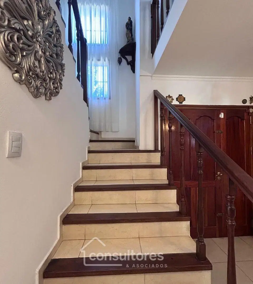 VENTA CASA 3 DORMITORIOS BARRIO ARGUELLO 2