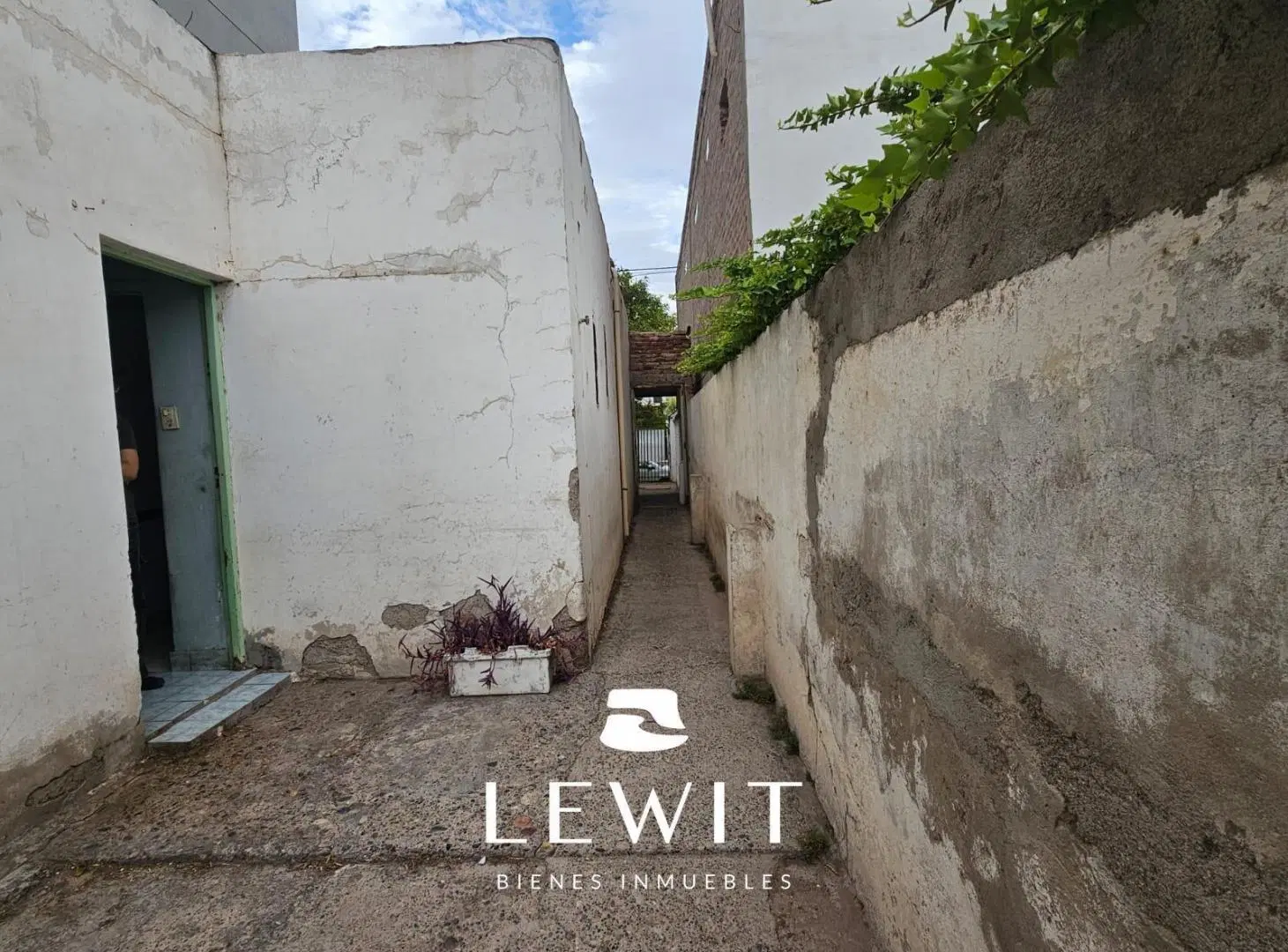 VENTA CASA PARA VIVIENDA O TERRENO APTO DESARROLLO EN BARRIO MARIO AUXILIADORA 3