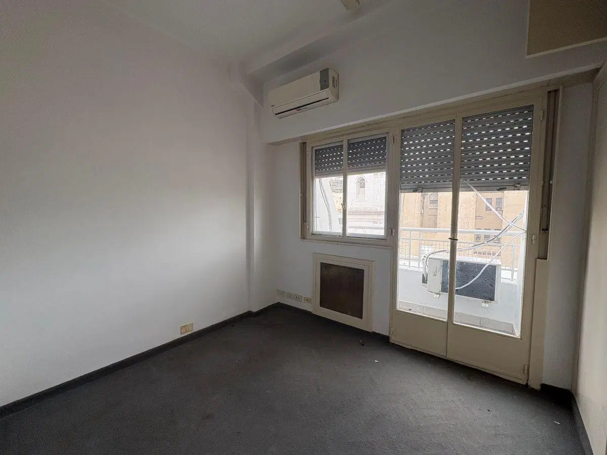 Departamento de 2 amb al frente con balcon en Monserrat 2