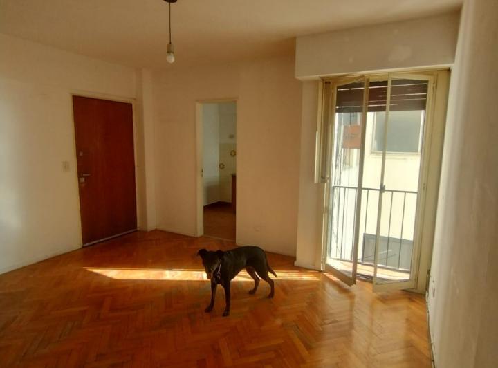 Departamento de 3 ambientes, muy luminoso. Se aceptan mascotas. 1