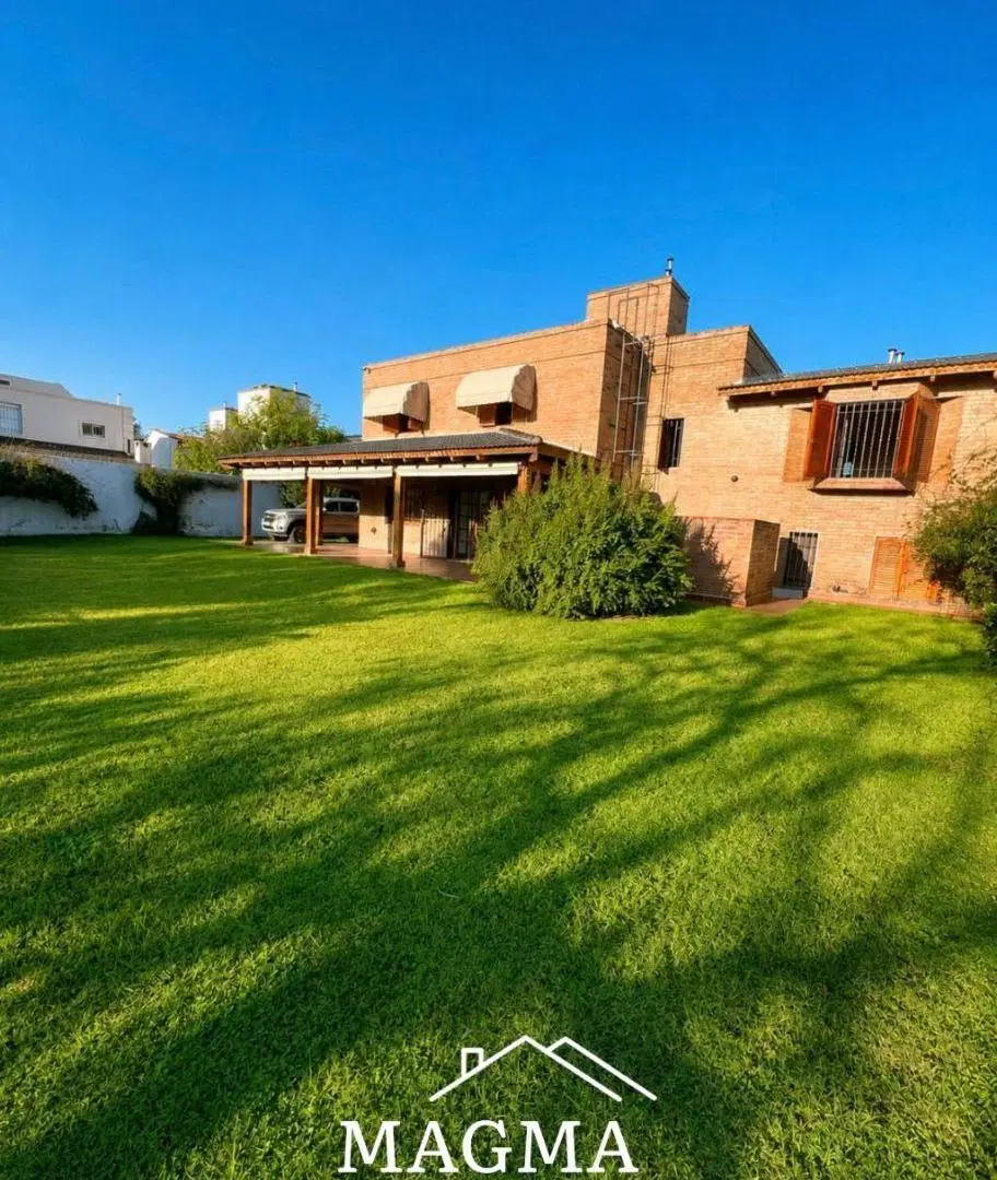 Casa en Venta URCA de categoría - Pileta + Departamento Independiente - Terreno: 996 mts -Acepta Men 2
