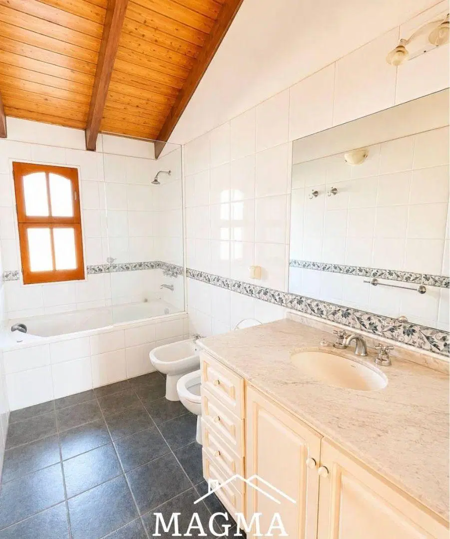 Casa en Venta URCA de categoría - Pileta + Departamento Independiente - Terreno: 996 mts -Acepta Men 4