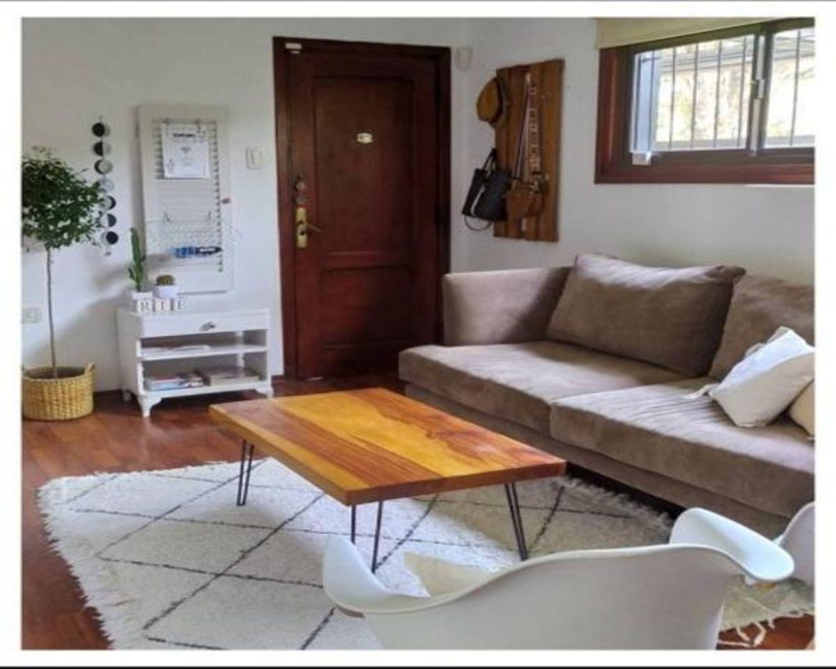 Se Alquila Casa 2 Dormitorios C/ Cochera en City Bell Ubicada en calle 465 entre 13A y 13B.
