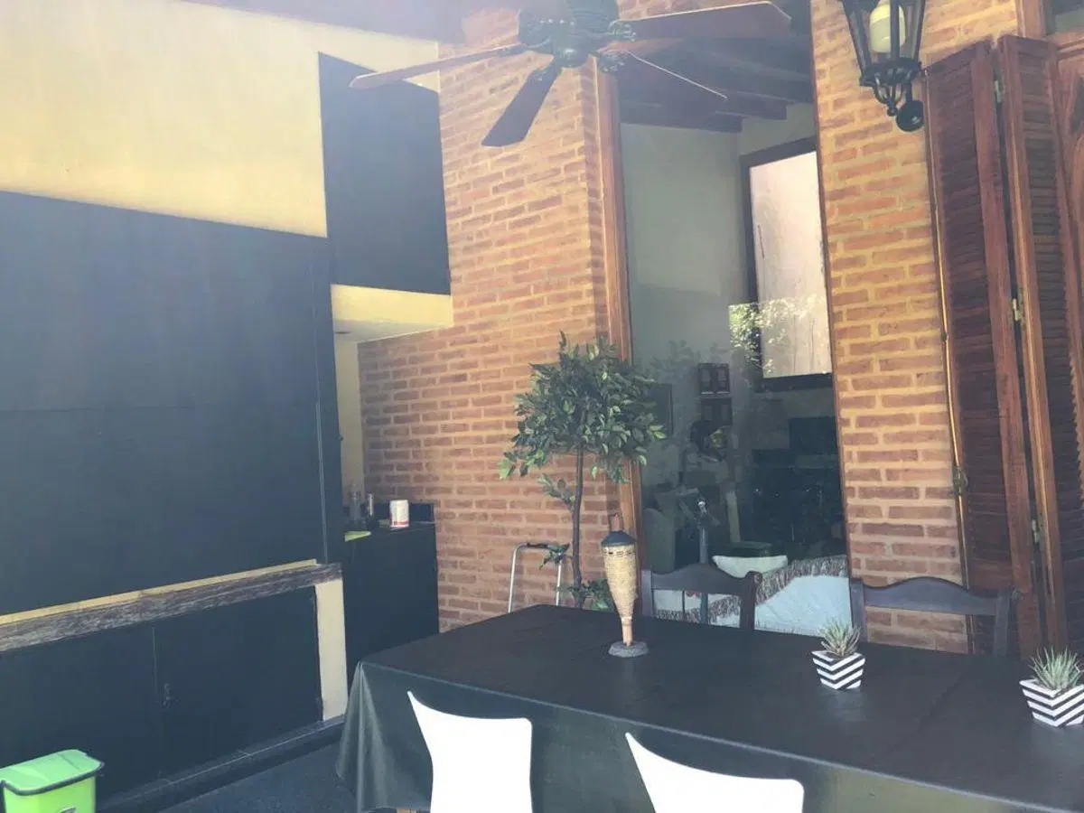 Se Alquila Casa 2 Dormitorios C/Cochera y Piscina ubicada en 466 entre 11 y 13. Barrio El Quimilar 5