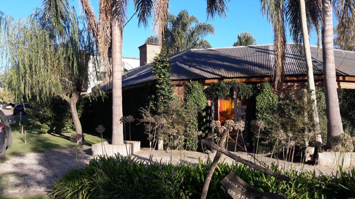 Se Alquila Casa 3 Dormitorios C/Cochera, Piscina y Quincho ubicada en calle 465 esquina 29.City Bell