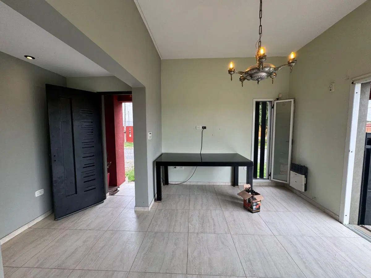 Se Alquila Casa 1 Dormitorio C/Cochera cubierta y Piscina Ubicada en Calle 475 Esquina 5 City Bell. 3