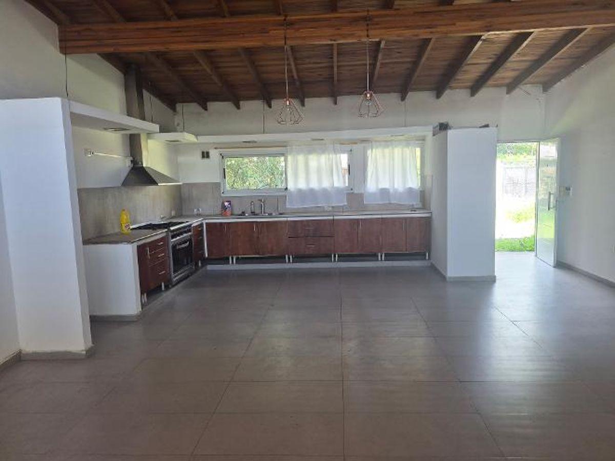 Foto de casa con pileta en city bell, imagen 1
