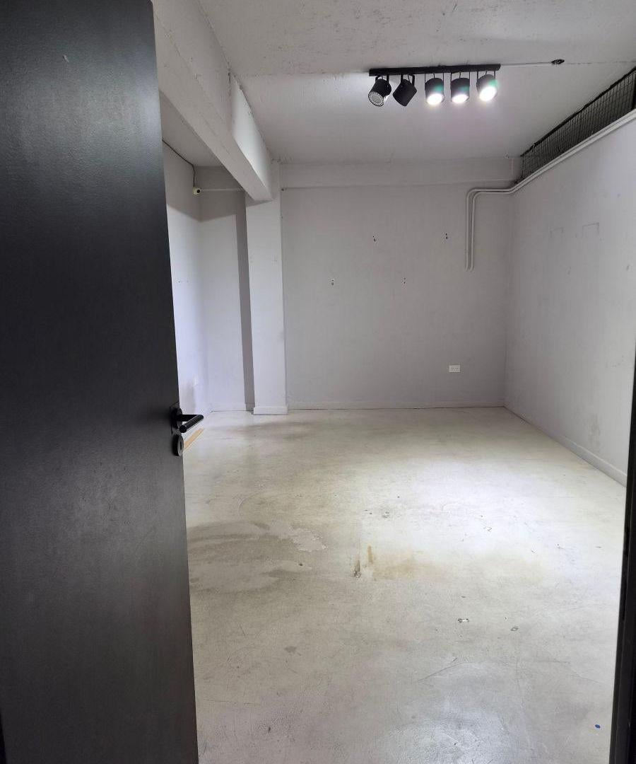 Foto de Oficina comercial de 221 m² en alquiler en Flores Norte, imagen 3