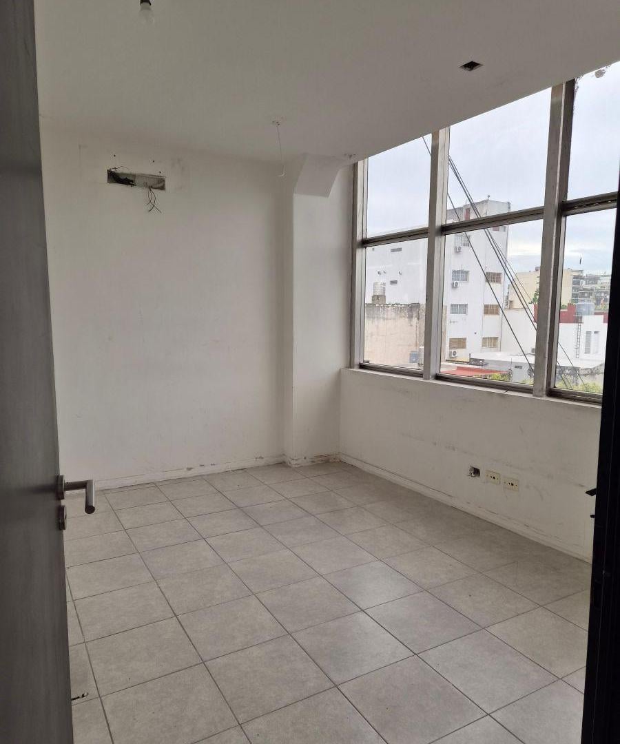 Foto de Oficina comercial de 250 m² en alquiler en Flores, imagen 1