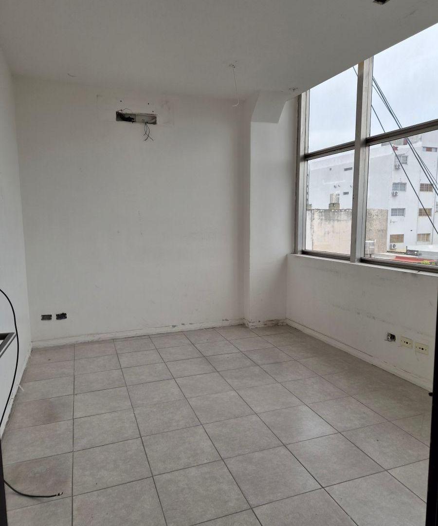Foto de Oficina comercial de 250 m² en alquiler en Flores, imagen 2