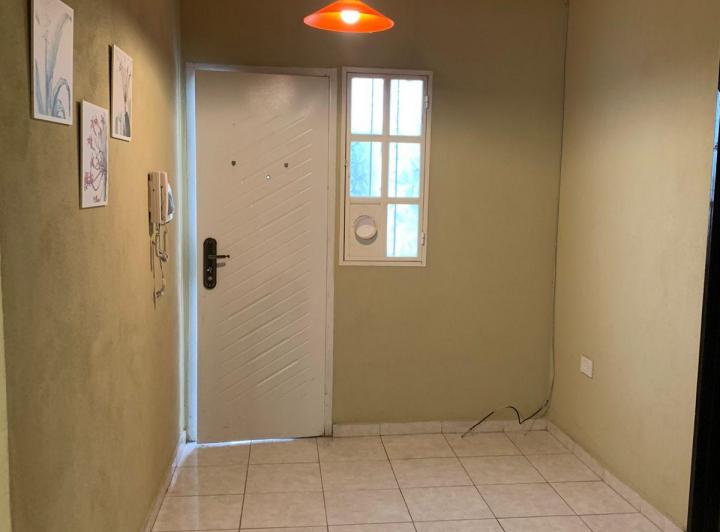 Departamento amplio planta alta, dos habitaciones sobre rafel nuñez 1