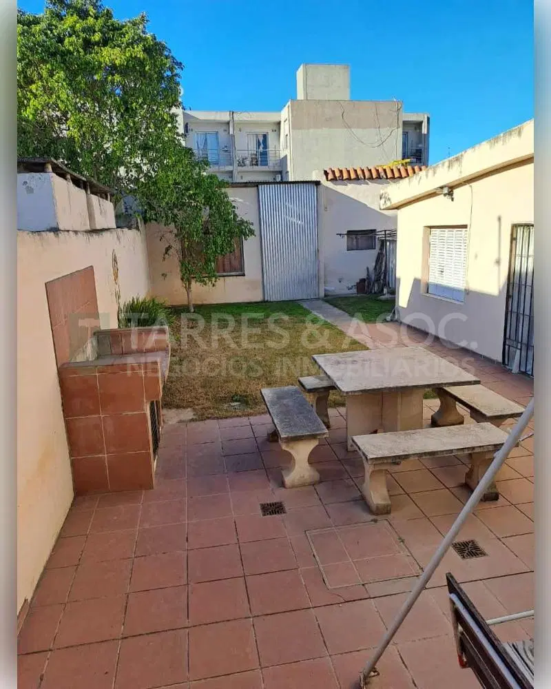Casa de 300 m² con 2 dormitorios en venta en Villa Maria, Barrio Rivadavia 4