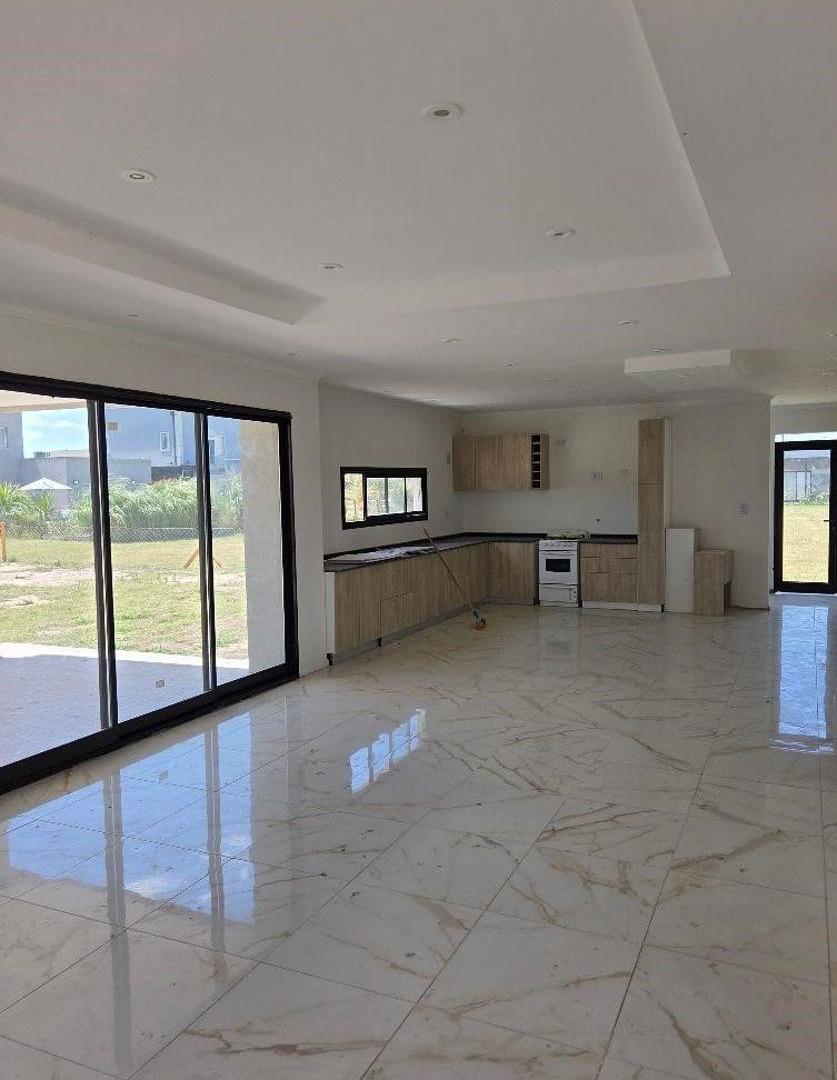 Casa a Estrenar 5 Ambientes, Pileta- Horizontes al Sur- Corredor verde Canning-San Vicente