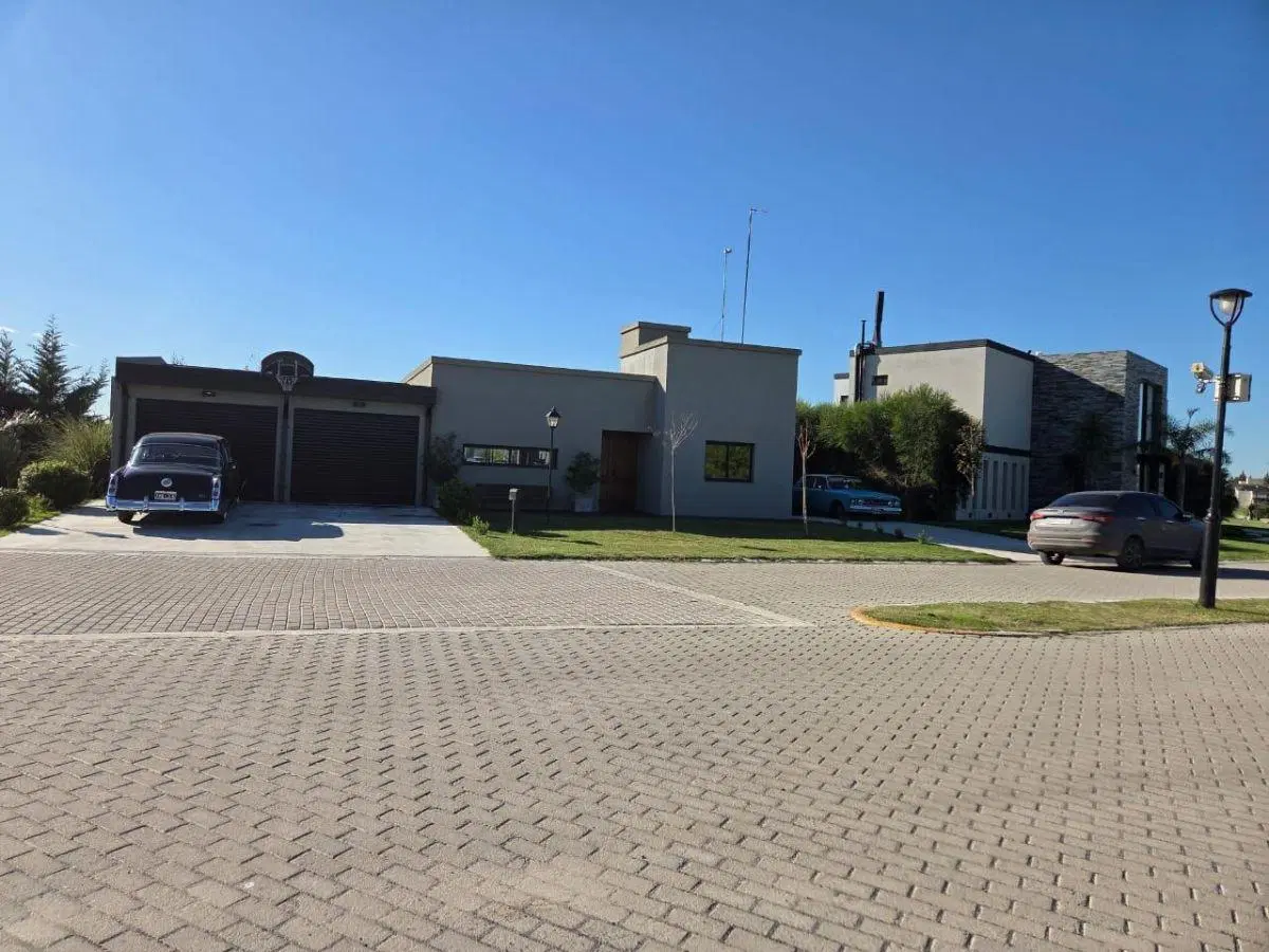 Casa estilo americano a la laguna club de campo Horizontes al Sur corredor verde Canning San Vicente 3