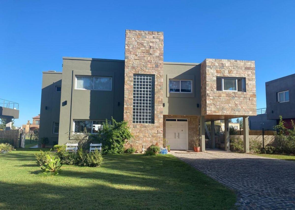 Foto de IMPORTANTE CASA 5 AMB. CON COSTA DE LAGUNA PRINCIPADO CIUDAD NAUTICA, imagen 2