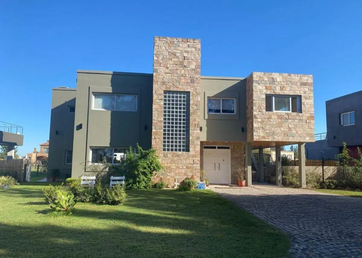 IMPORTANTE CASA 5 AMB. CON COSTA DE LAGUNA PRINCIPADO CIUDAD NAUTICA CANNING SAN VICENTE 2