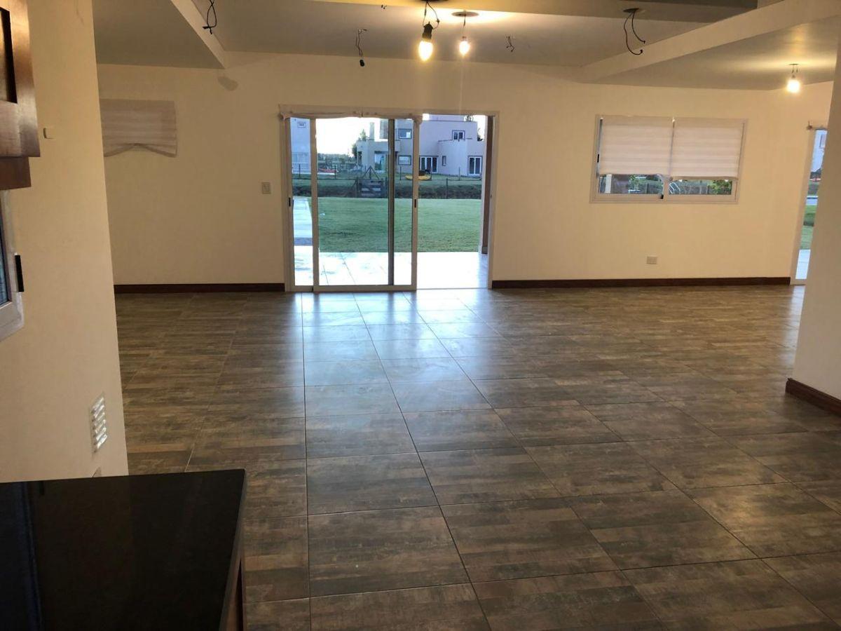 Foto de IMPORTANTE CASA 5 AMB. CON COSTA DE LAGUNA PRINCIPADO CIUDAD NAUTICA, imagen 4