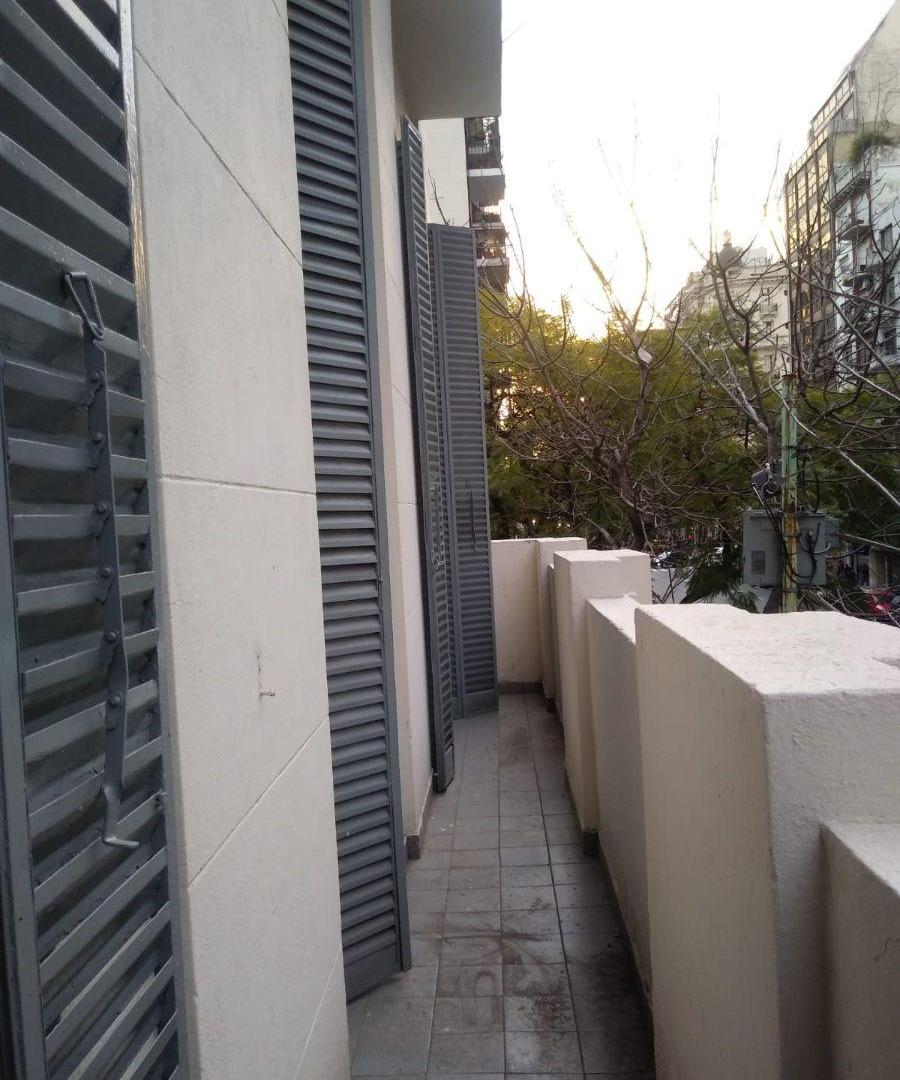 Foto de GRAN SEMIPISO DE ESTILO AL FRENTE CON BALCON CORRIDO Y PATIO, imagen 3