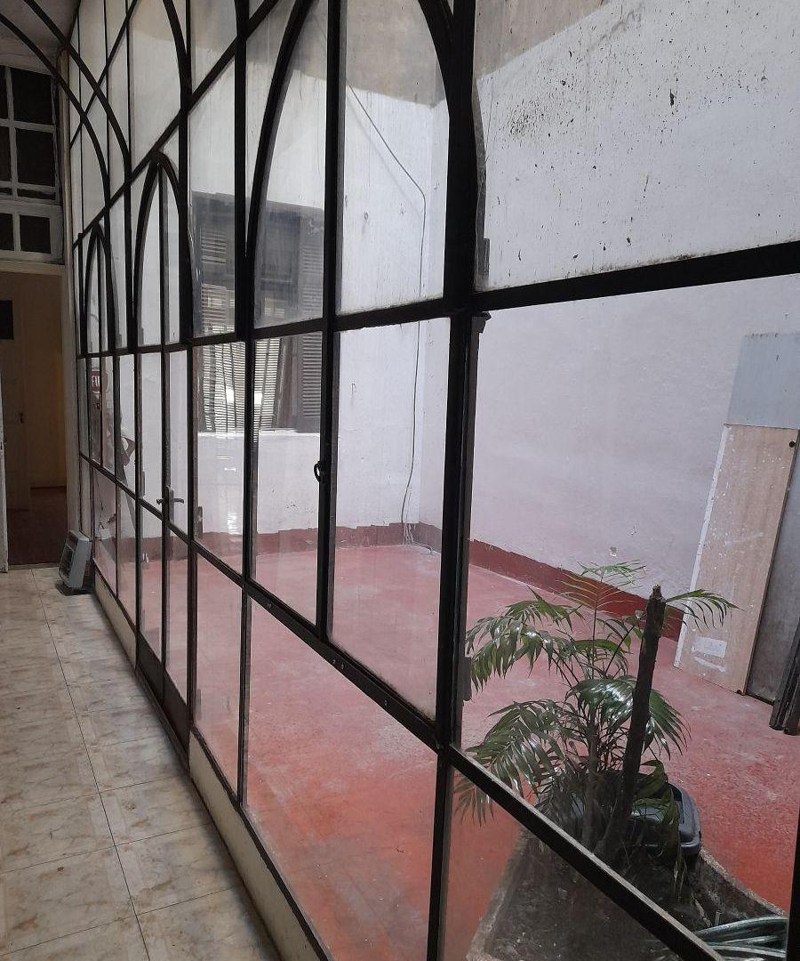 Foto de GRAN SEMIPISO DE ESTILO AL FRENTE CON BALCON CORRIDO Y PATIO, imagen 2