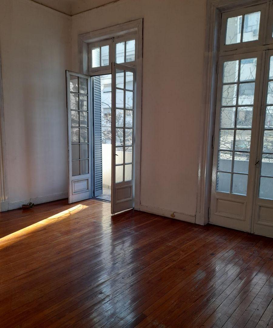 Foto de GRAN SEMIPISO DE ESTILO AL FRENTE CON BALCON CORRIDO Y PATIO, imagen 1