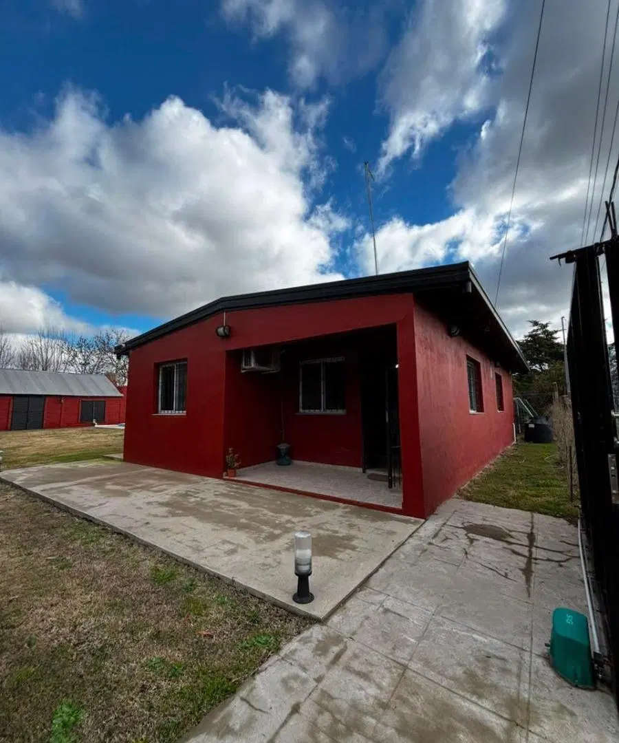 Venta de casa de 2hab con amplio parque, pileta y quincho con parilla. Los Talas 1