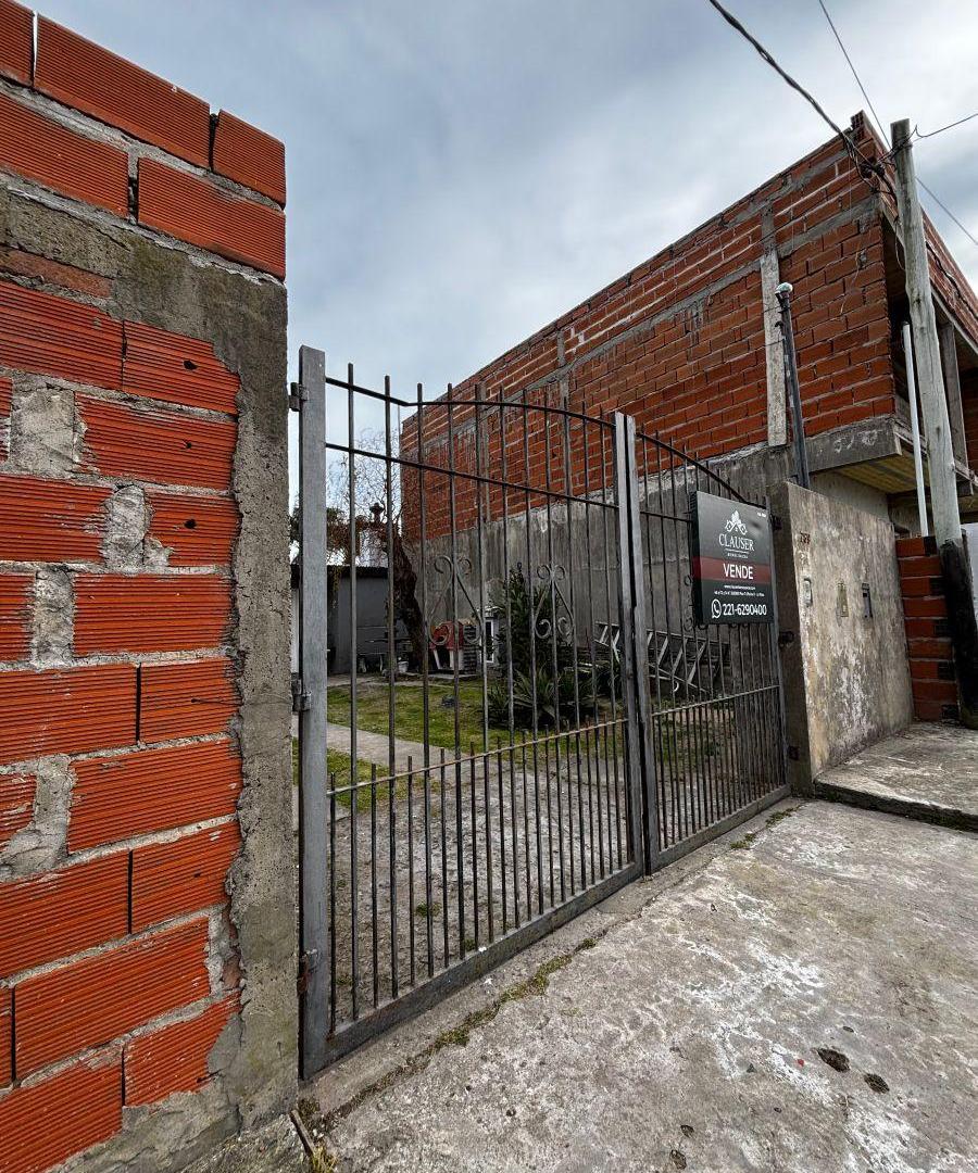 Foto de Casa sobre lote de 302 m² con 2 dormitorios en venta en Berisso, imagen 3