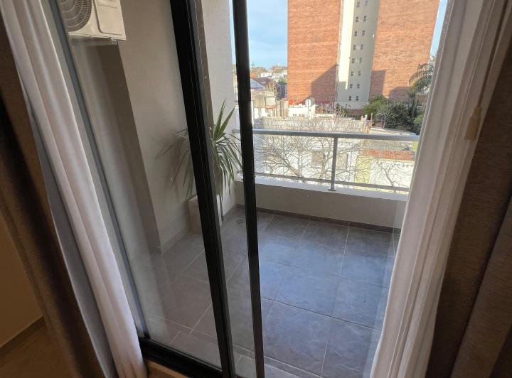 ALQUILER – DUEÑO DIRECTO!   2 dormitorios · 2 baños · balcón al frente · cochera 5