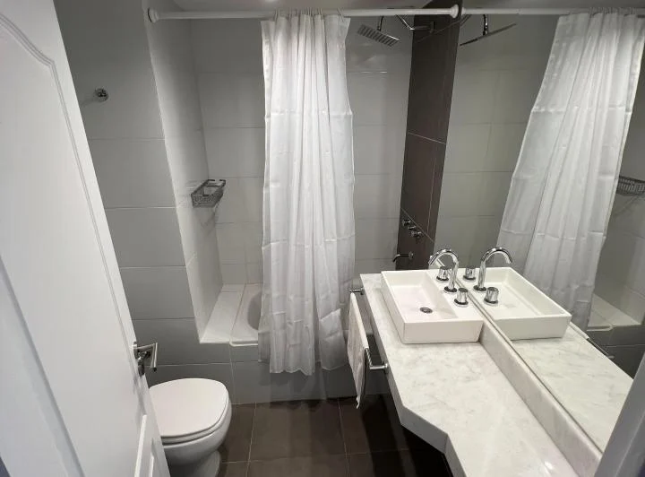 ALQUILER – DUEÑO DIRECTO!   2 dormitorios · 2 baños · balcón al frente · cochera 3