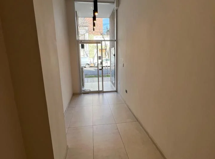 ALQUILER – DUEÑO DIRECTO!   2 dormitorios · 2 baños · balcón al frente · cochera 2