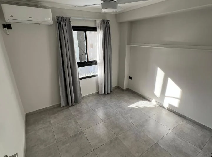 ALQUILER – DUEÑO DIRECTO!   2 dormitorios · 2 baños · balcón al frente · cochera 4