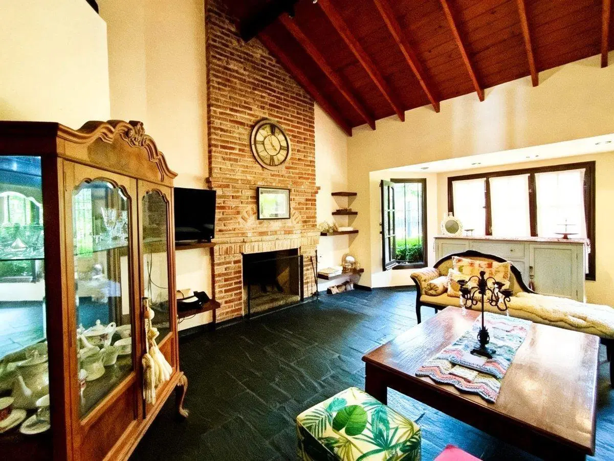 CASA 4 AMBIENTES EN VENTA CASTELAR 2