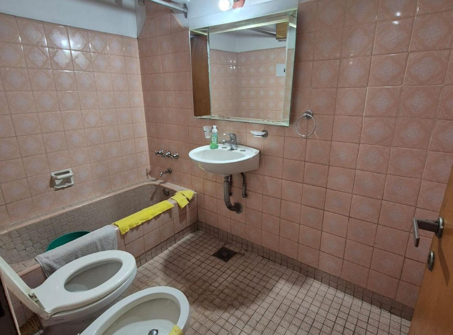 Foto de Venta PH 4 ambientes Ciudadela Centro c/ 2 locales, imagen 2