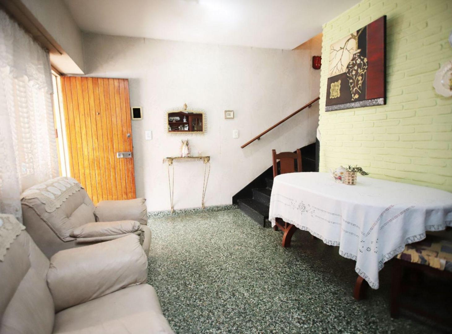 Foto de VENTA CASA 3 AMBIENTES VILLA LUZURIAGA CON COCHERA, imagen 2