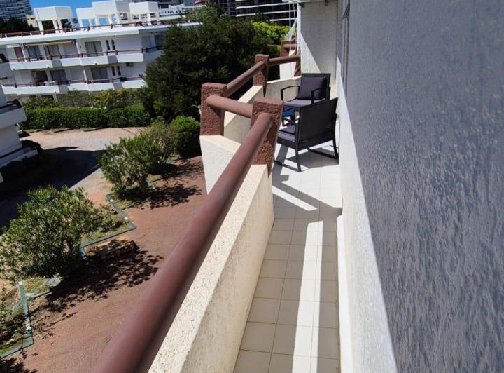 ¡Vacaciones 2025/26 en Punta! Moderno depto reciclado de 1 dorm en Aidy Grill, a 2