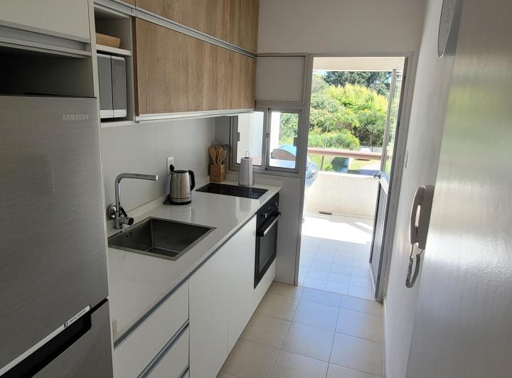 ¡Vacaciones 2025/26 en Punta! Moderno depto reciclado de 1 dorm en Aidy Grill, a 3