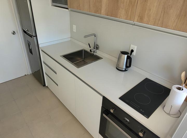 ¡Vacaciones 2025/26 en Punta! Moderno depto reciclado de 1 dorm en Aidy Grill, a 5