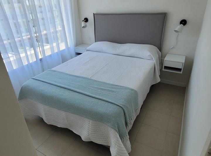 ¡Vacaciones 2025/26 en Punta! Moderno depto reciclado de 1 dorm en Aidy Grill, a 4