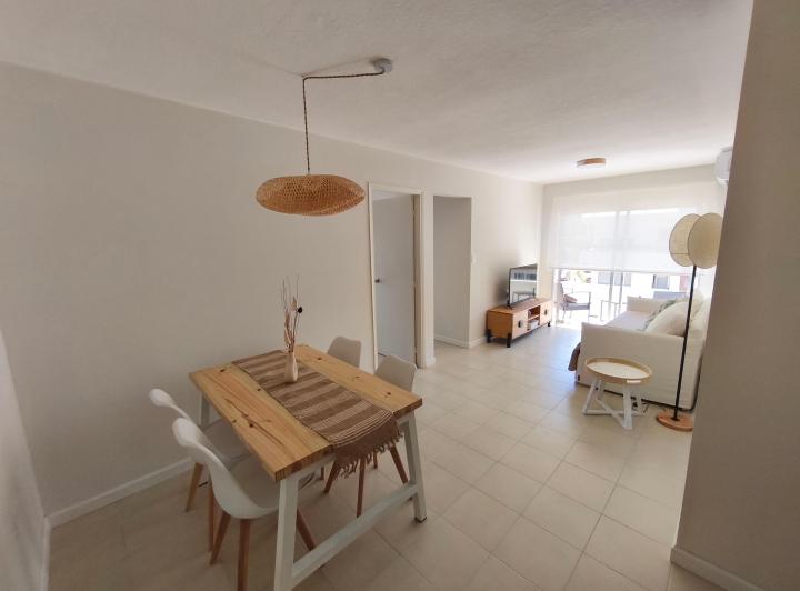 ¡Vacaciones 2025/26 en Punta! Moderno depto reciclado de 1 dorm en Aidy Grill, a 1