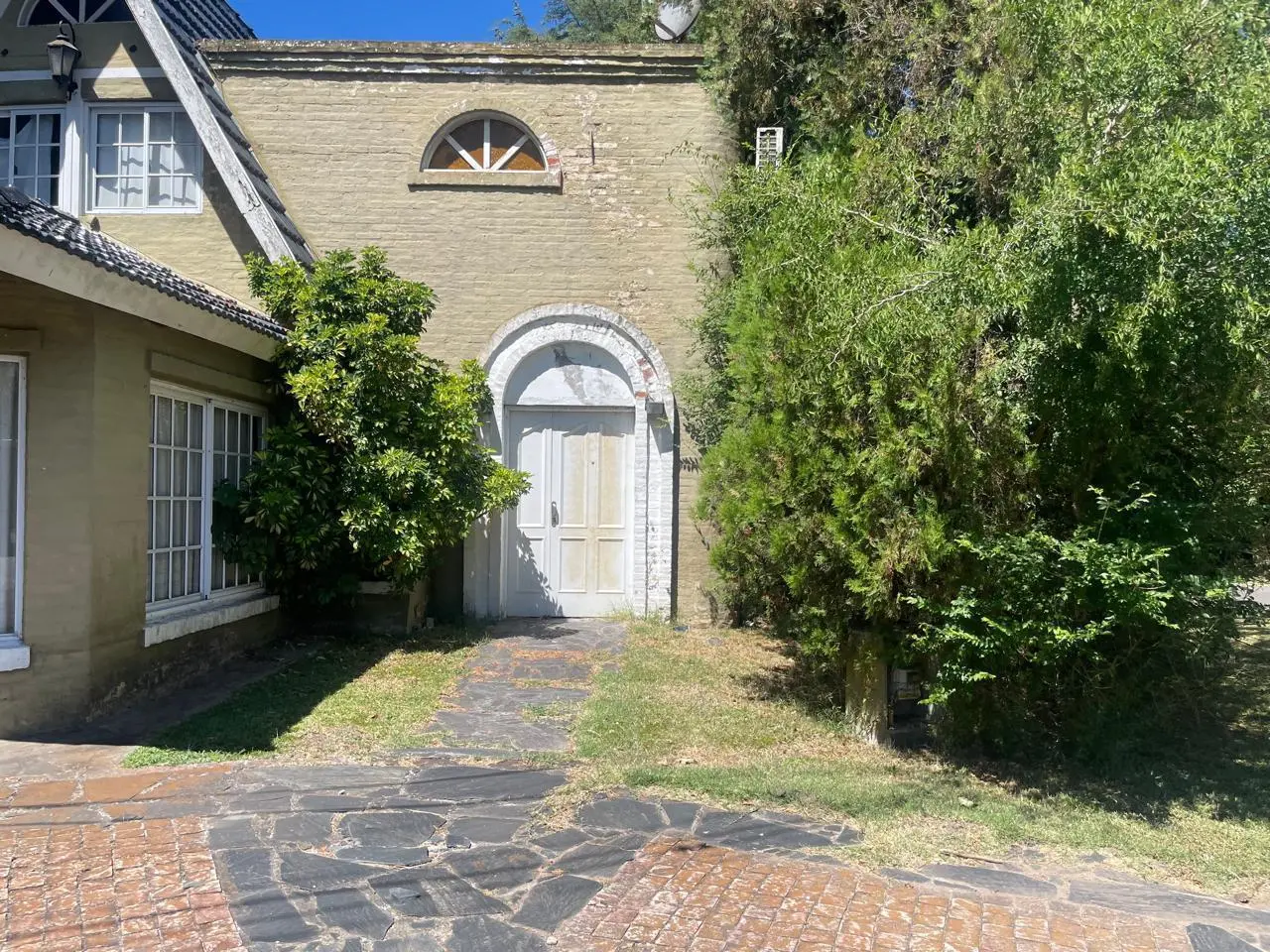 VENDE CASA 4 AMBIENTES EN CANNING CON PILETA Y JARDIN BARRIO LOS ROSALES 3