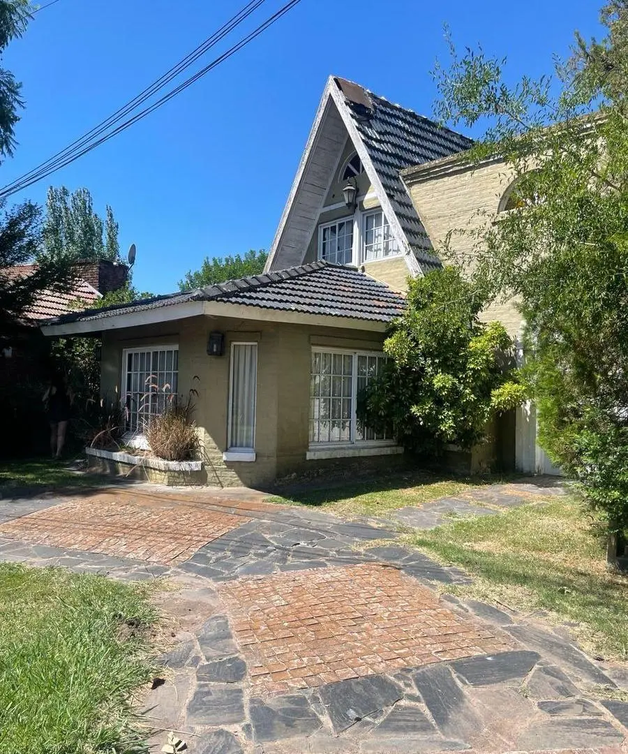 VENDE CASA 4 AMBIENTES EN CANNING CON PILETA Y JARDIN BARRIO LOS ROSALES 2