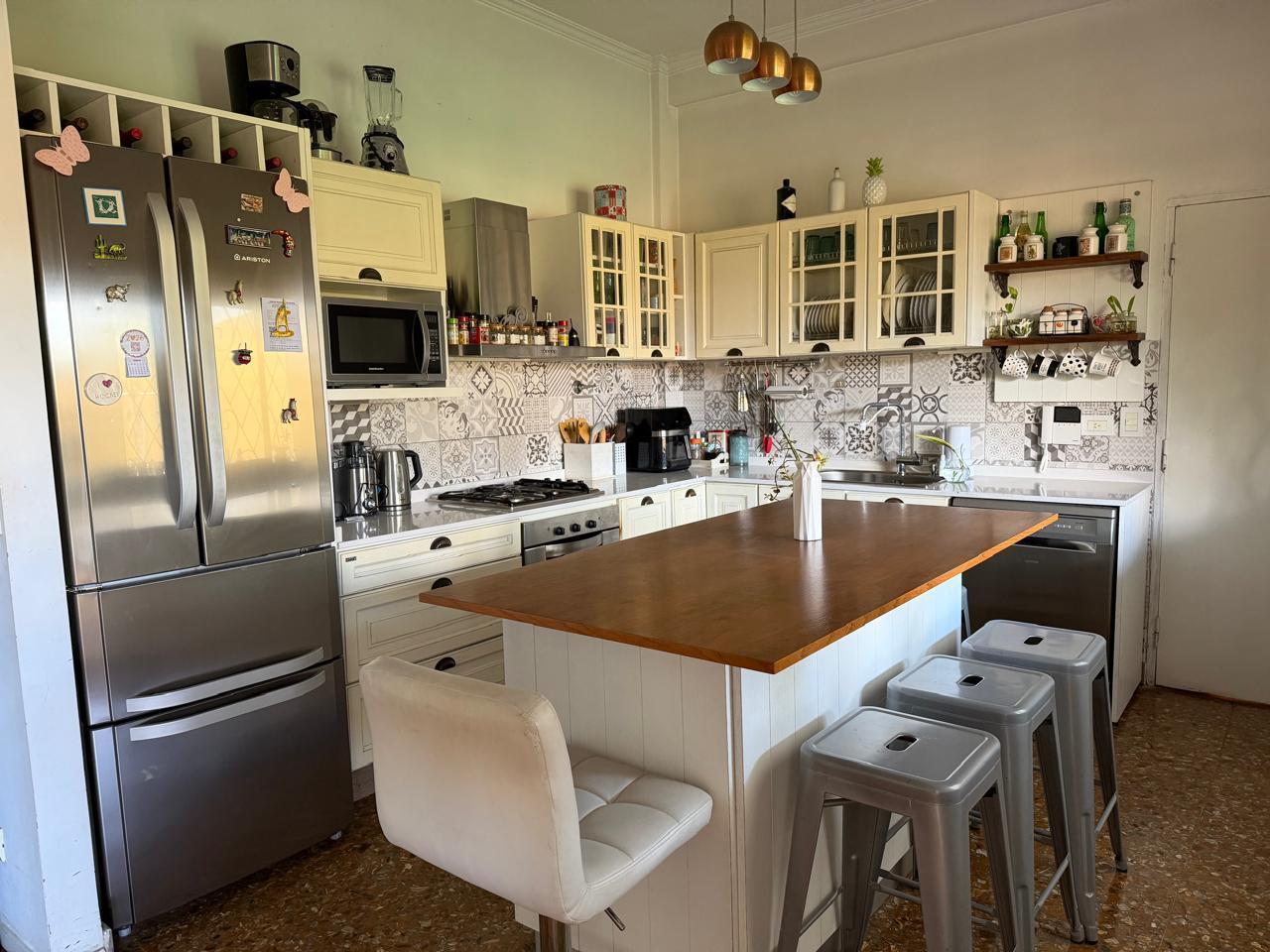 Foto de VENTA CASA 4 AMBIENTES GARAGE JARDIN BARRIO PILETA, imagen 2